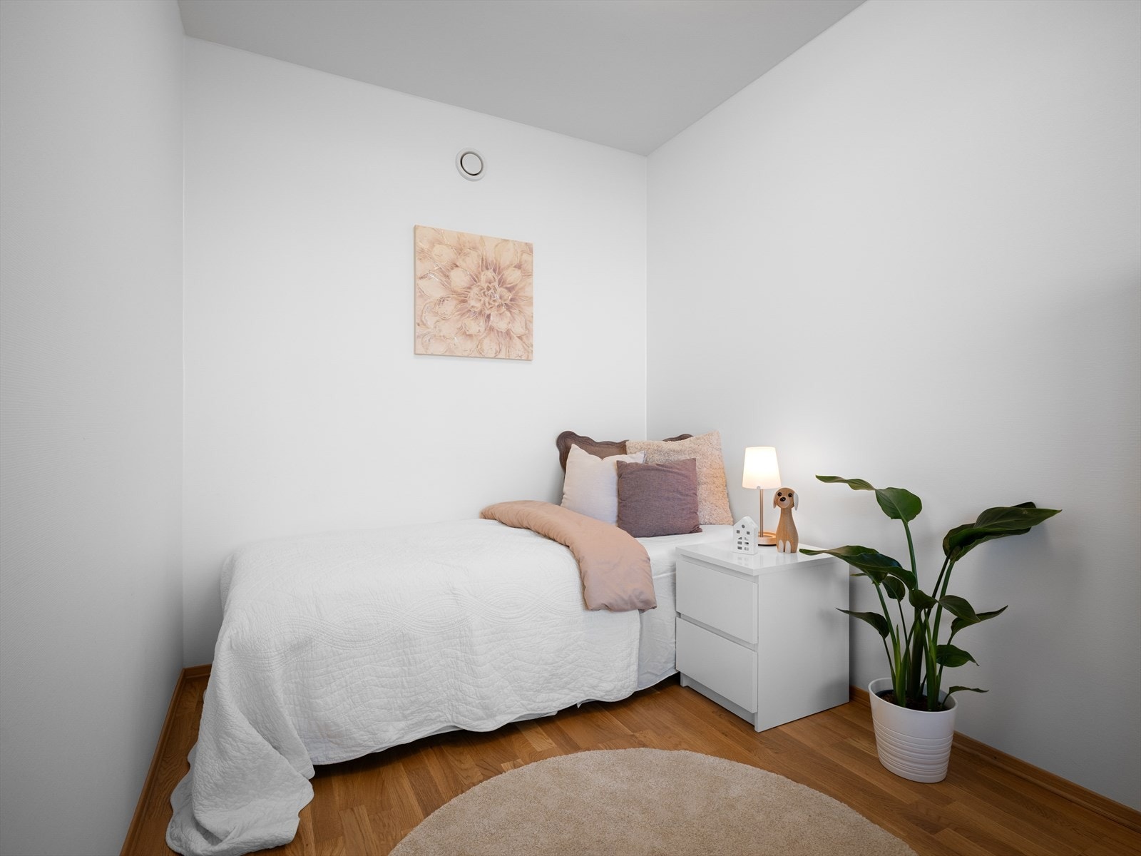 Lyst og innbydende soverom med god plassutnyttelse. Galleribilde