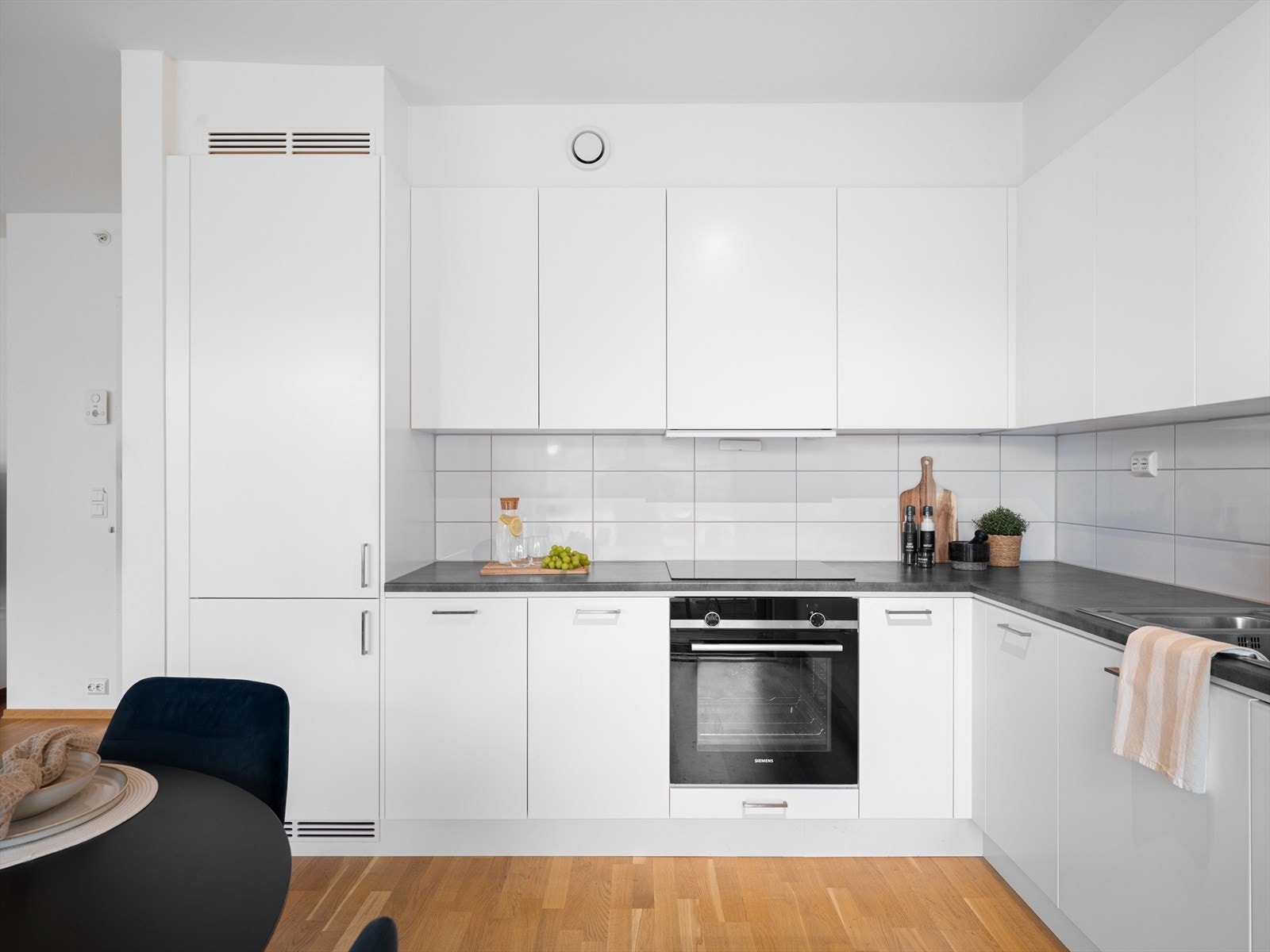 Moderne kjøkken med god benkeplass og integrerte hvitevarer. Galleribilde