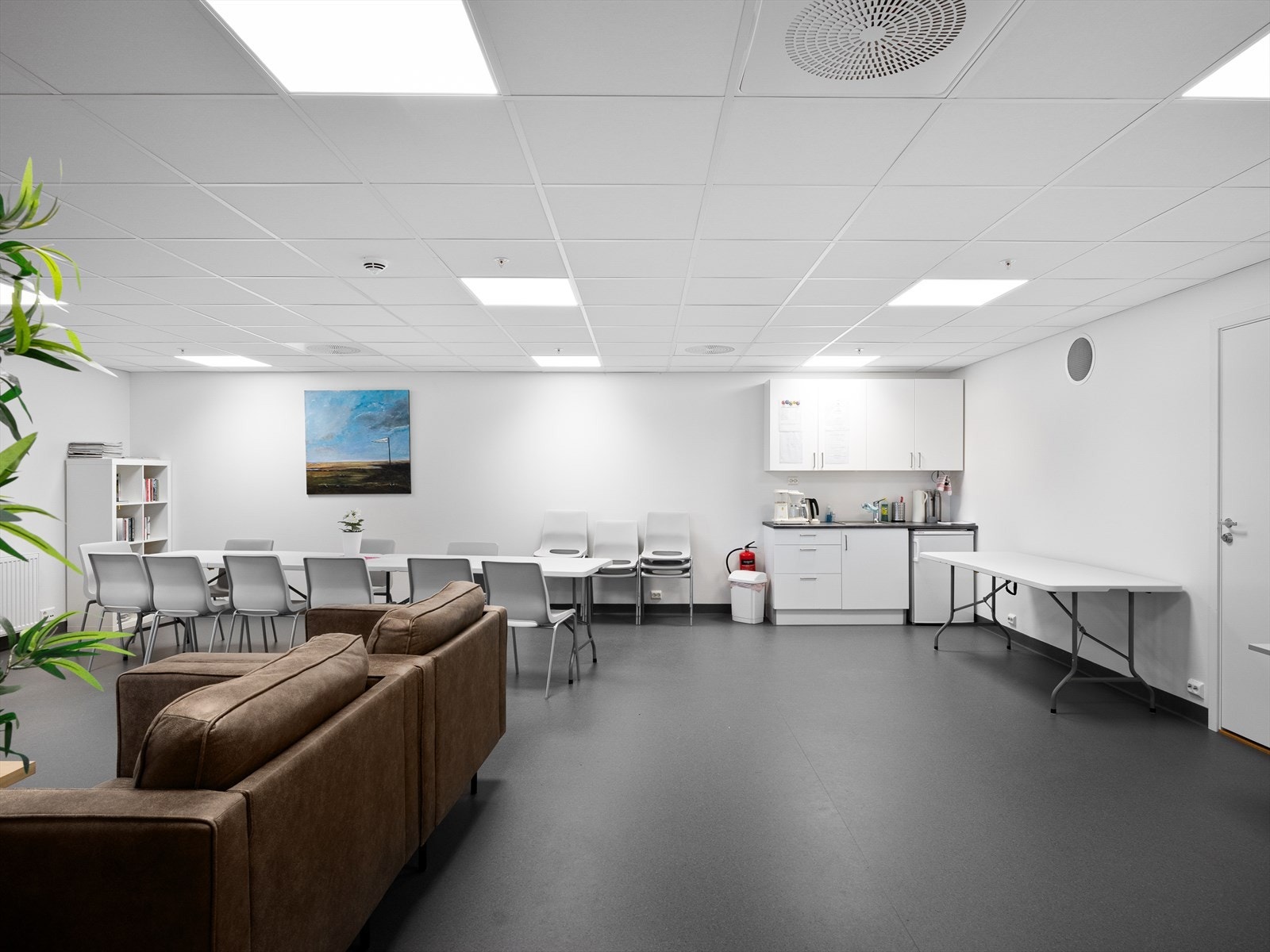 Dame og Herre klubben i sameiet sitt lokale, perfekt for sosiale sammenkomster eller avslapning. Praktisk kjøkkenkrok . Galleribilde