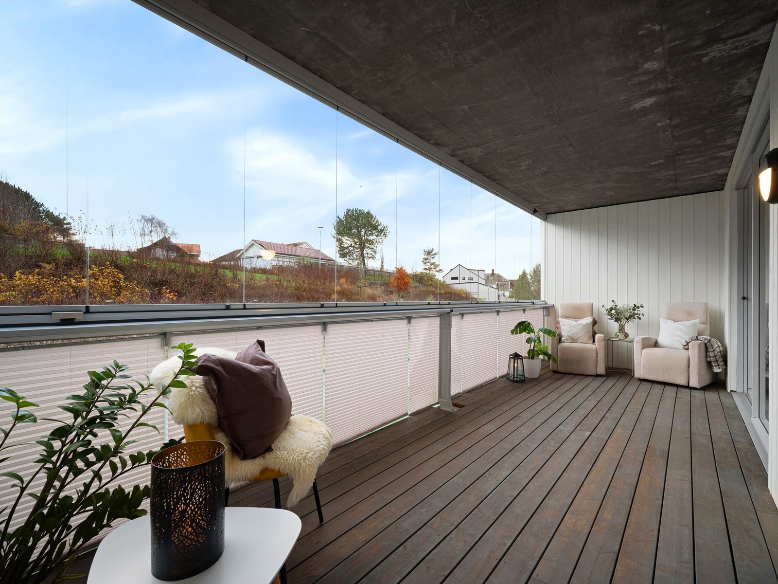 Romslig balkong med gode møbleringsmuligheter Galleribilde