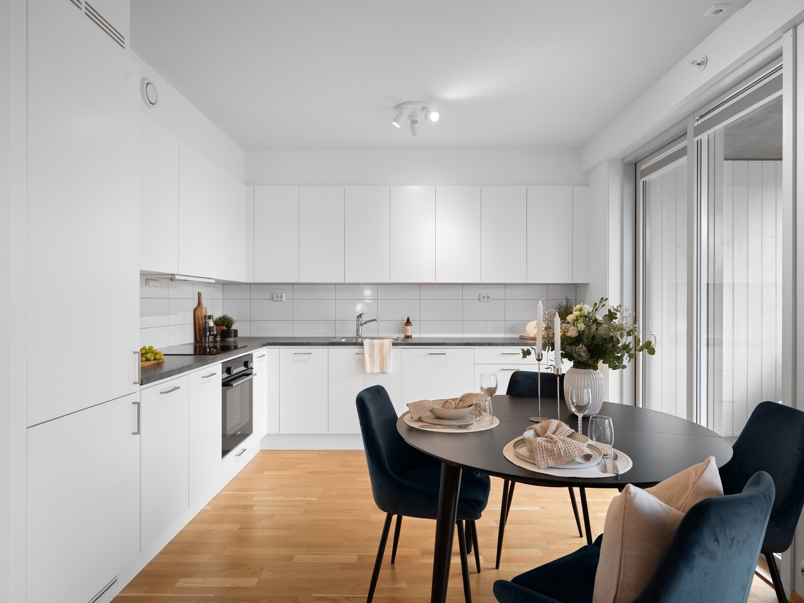 Lyst og moderne kjøkken med god plassutnyttelse og stilrent design. Galleribilde