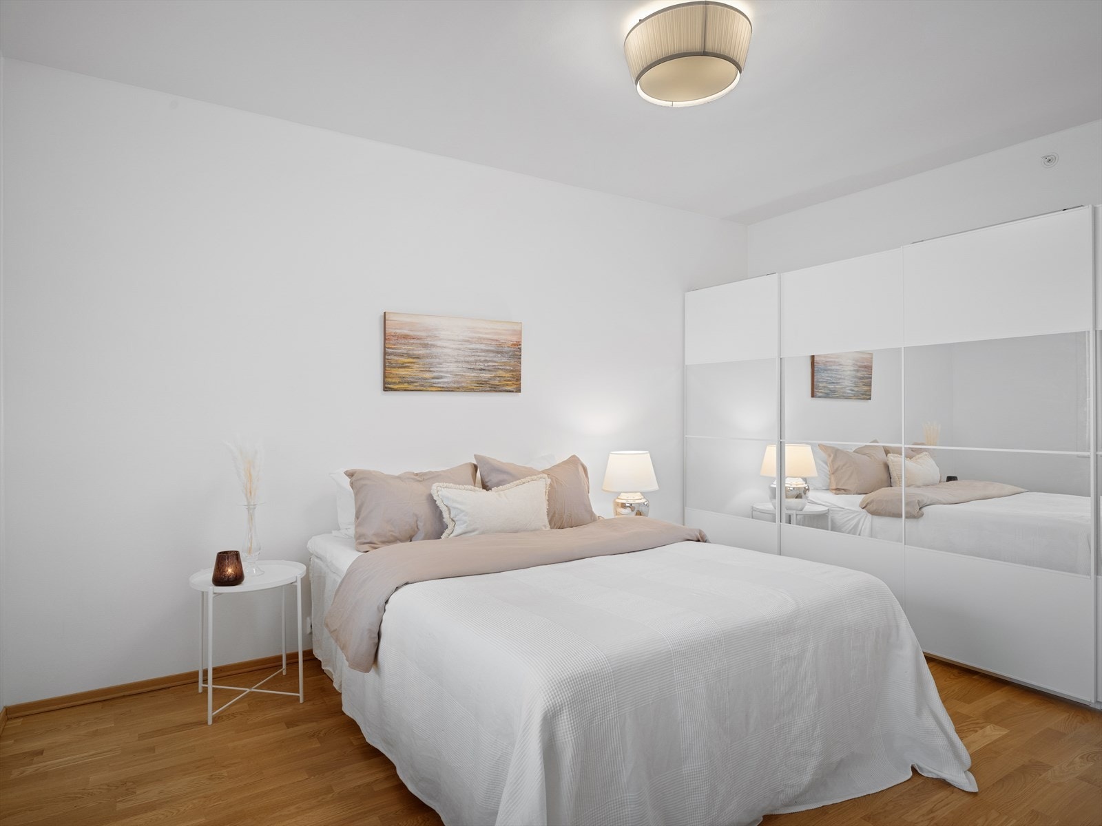 Lyst og romslig soverom med stor skyvedørsgarderobe Galleribilde