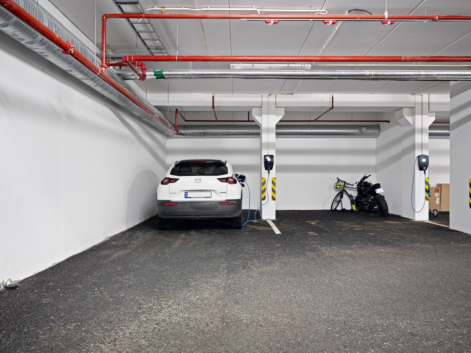 Fast parkeringsplass med lader til el-bil Galleribilde