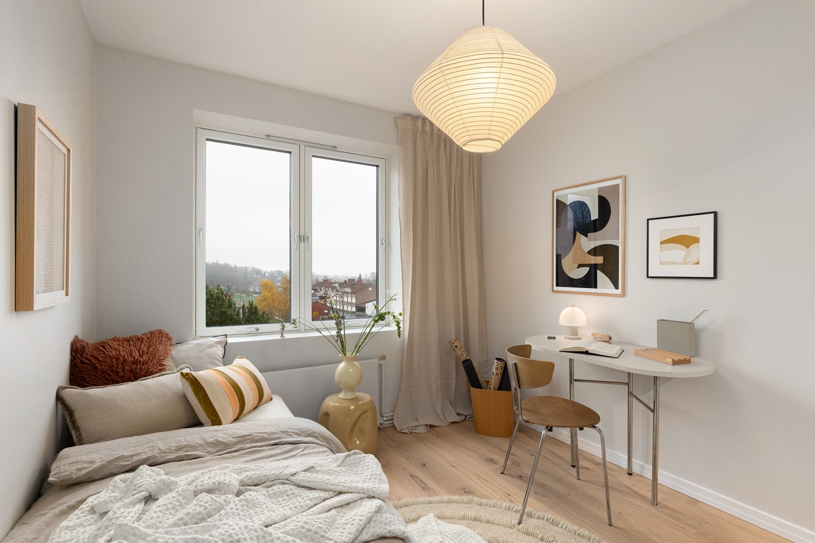 På soverommet har du plass til seng, kontorpult og garderobeløsninger - alt etter eget ønske og behov. Galleribilde