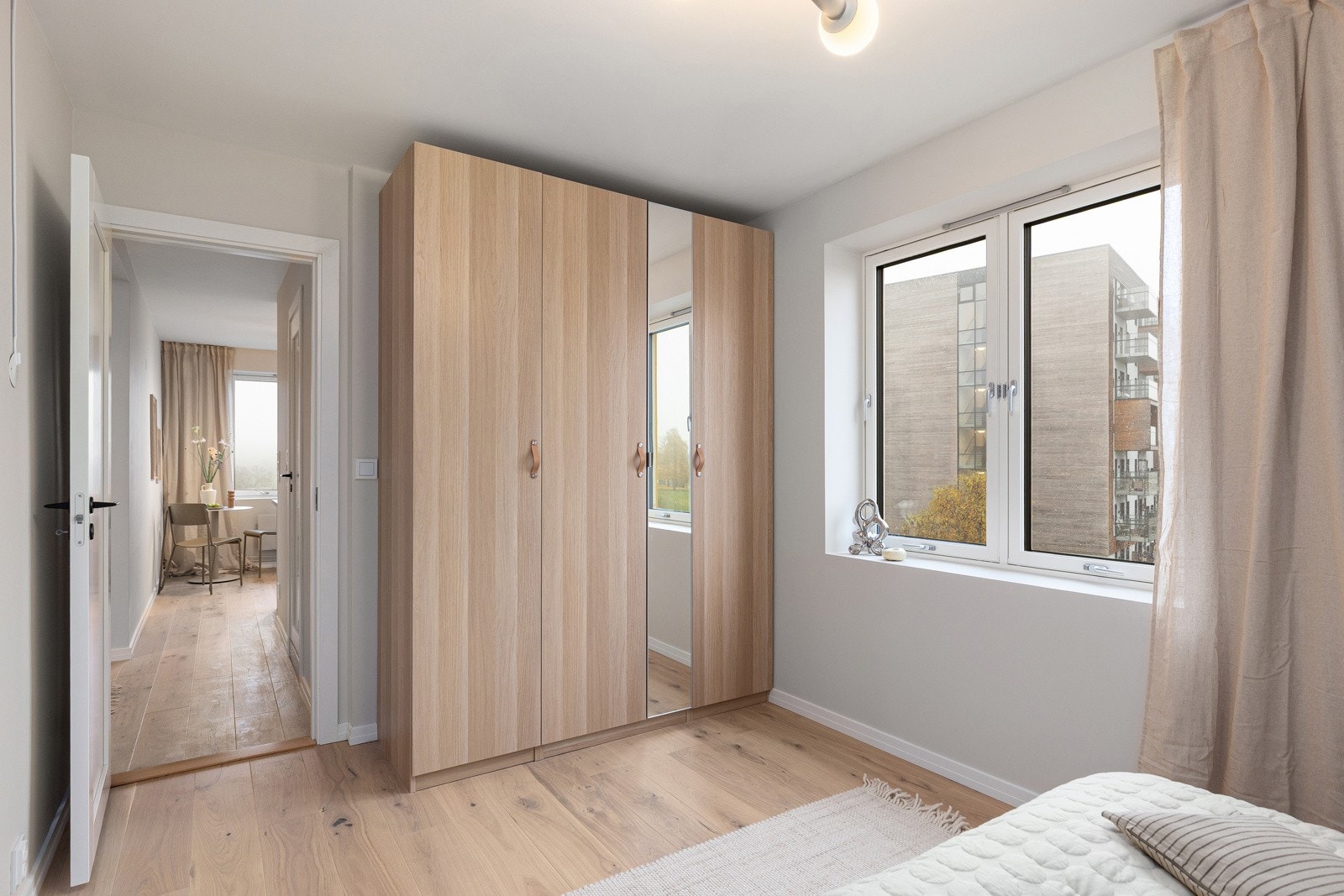 På soverommet har du plass til dobbeltseng med tilhørende nattbord, samt en kontorpult eller kommode. God oppbevaringsplass i medfølgende garderobeskap. Galleribilde