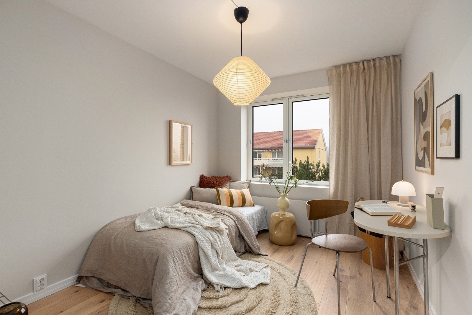 Det andre soverommet er et lyst og fint rom som passer perfekt som barnerom, gjesterom eller kontor. Galleribilde