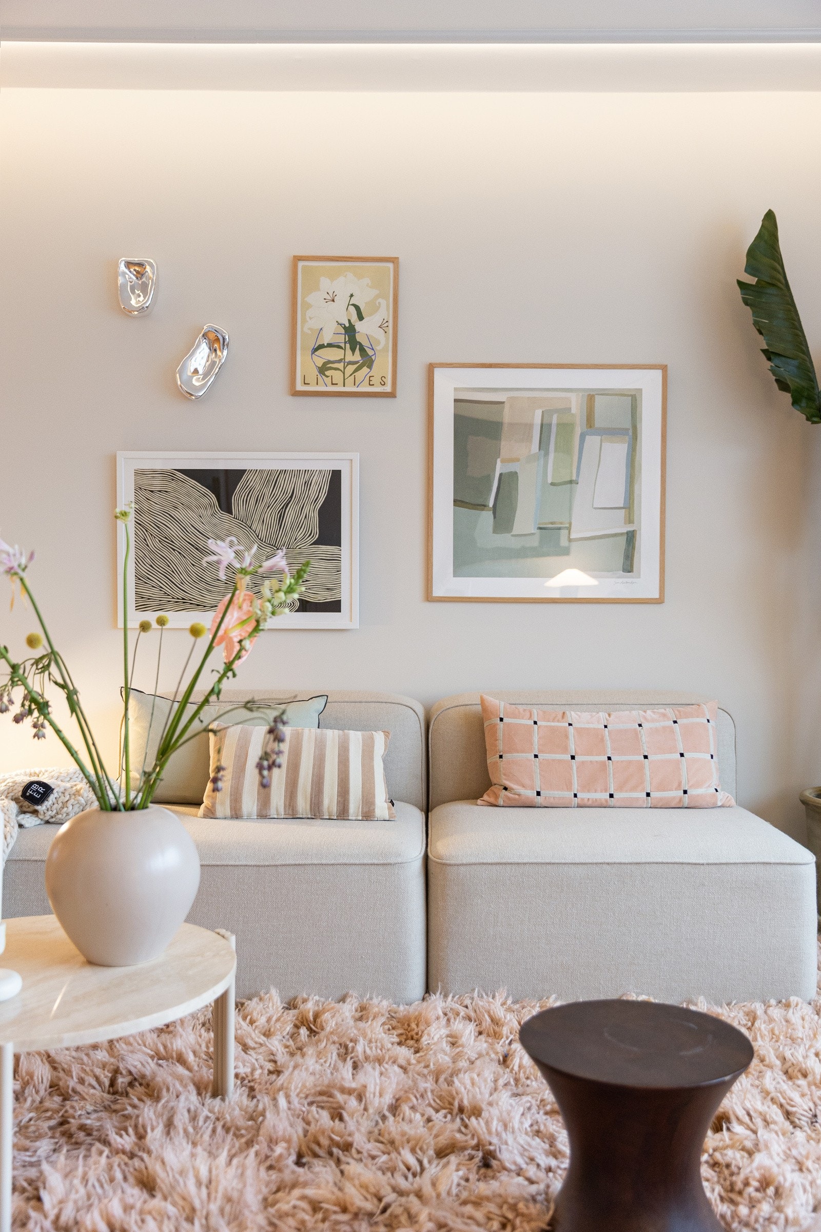 God oppgradert standard med pen enstavs parkett fra 2025 på gulv, glatte lysmalte overflater og belysningslister i himlingen. Galleribilde