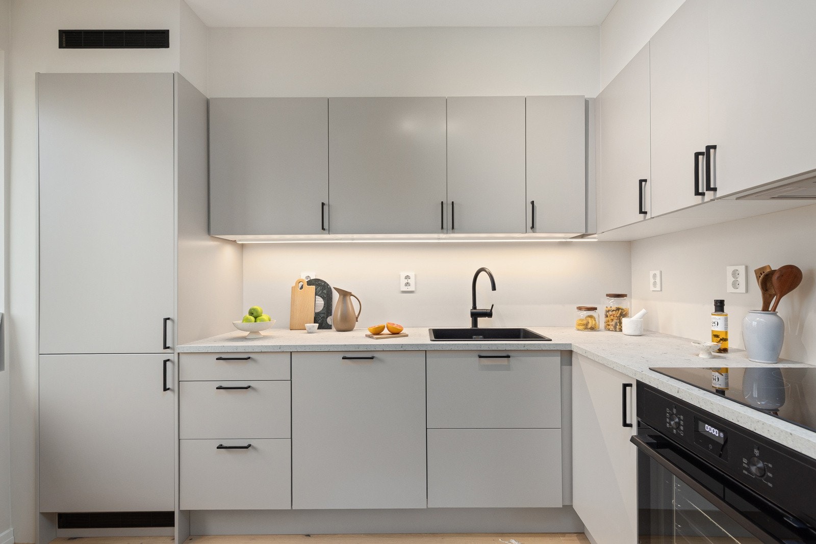 Stilrent og helt nytt kjøkken fra 2025 med god skap- og benkeplass. Kjøkkenet er fullt utstyrt med integrerte hvitevarer som medfølger i handelen. Galleribilde