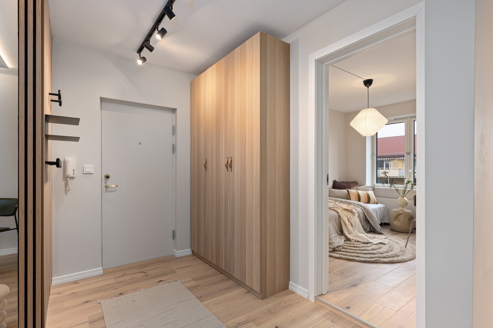 I entréen har du god plass til sko og yttertøy i fine garderobeskap, samt ytterligere plass til oppheng, skoskap eller kommoder. Montert porttelefon på vegg ved inngangsdøren og sikringsskap med automatsikringer i felles trapperom. Galleribilde