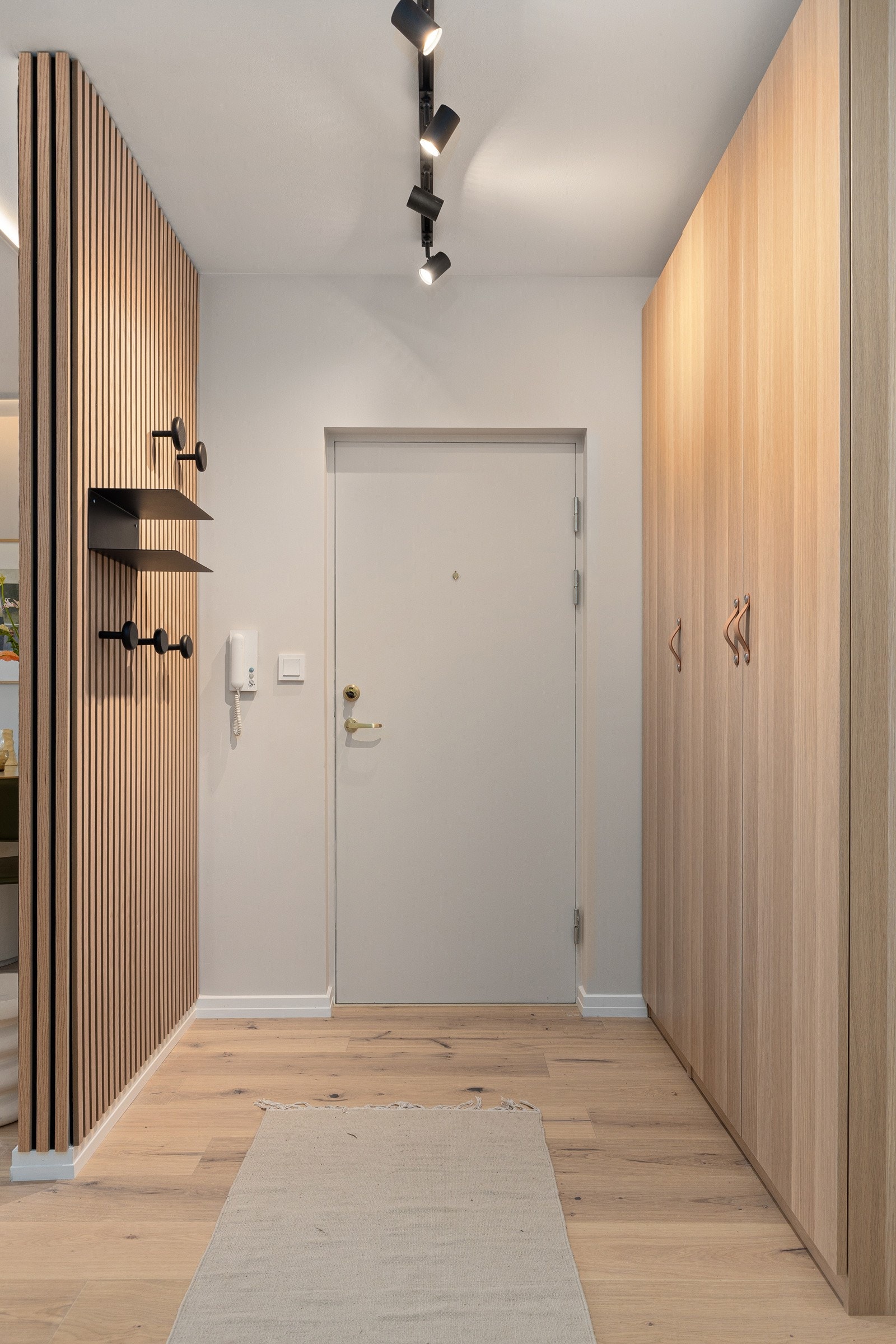 Leiligheten ble vesentlig pusset opp i 2025 og holder en gjennomgående moderne standard med enstavs parkett på gulv og glatte malte overflater. Galleribilde