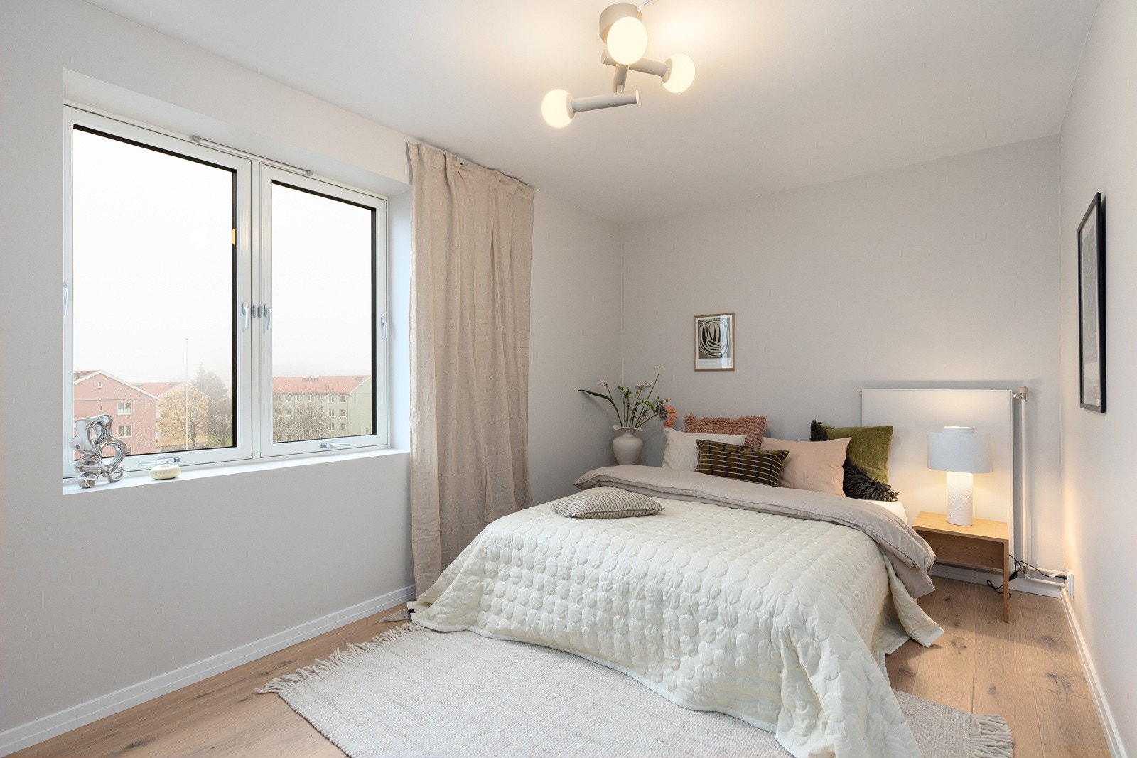 Leiligheten har et lyst og innbydende hovedsoverom av god størrelse. Soverommet har pen enstavs parkett fra 2025 på gulv og glatte overflater malt i 2025. Galleribilde