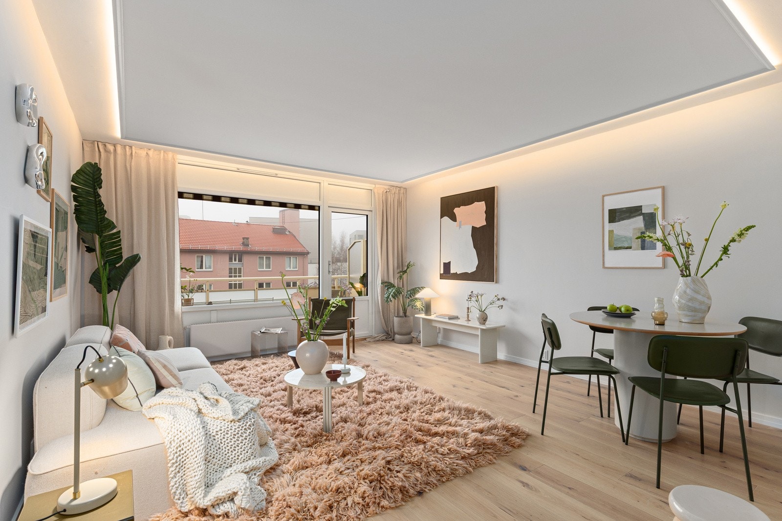 Balkongdøren og alle vinduene i leiligheten har 3-lags isolerglass fra 2024. Det er også fine brede vinduskarmer for planter og dekor. Galleribilde