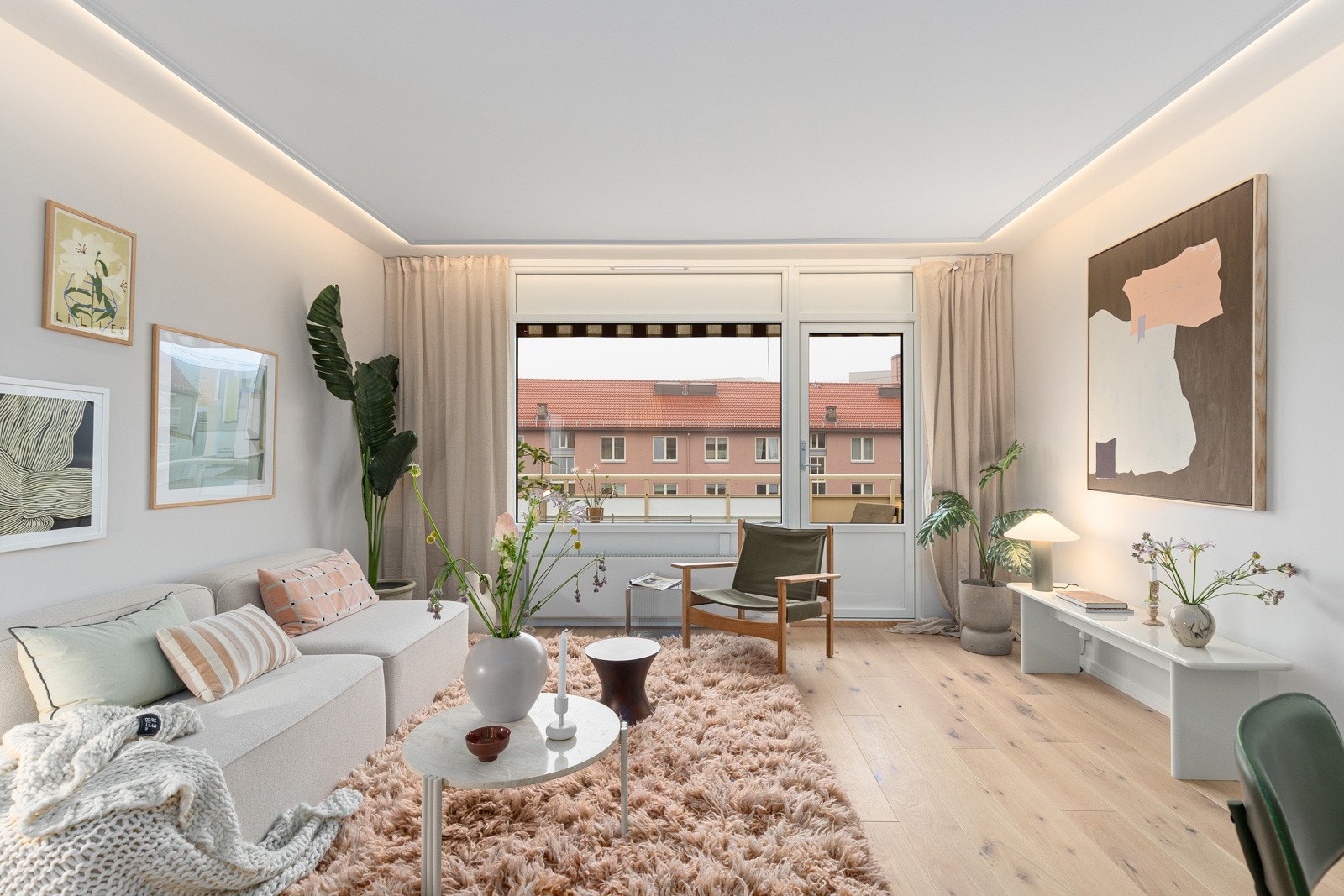 Stuen er det naturlige oppholdsrommet i leiligheten, og er et stort, lyst og fint rom. Beliggenheten i byggets toppetasje med store vindusflater sørger for rikelig med naturlig lys. Galleribilde