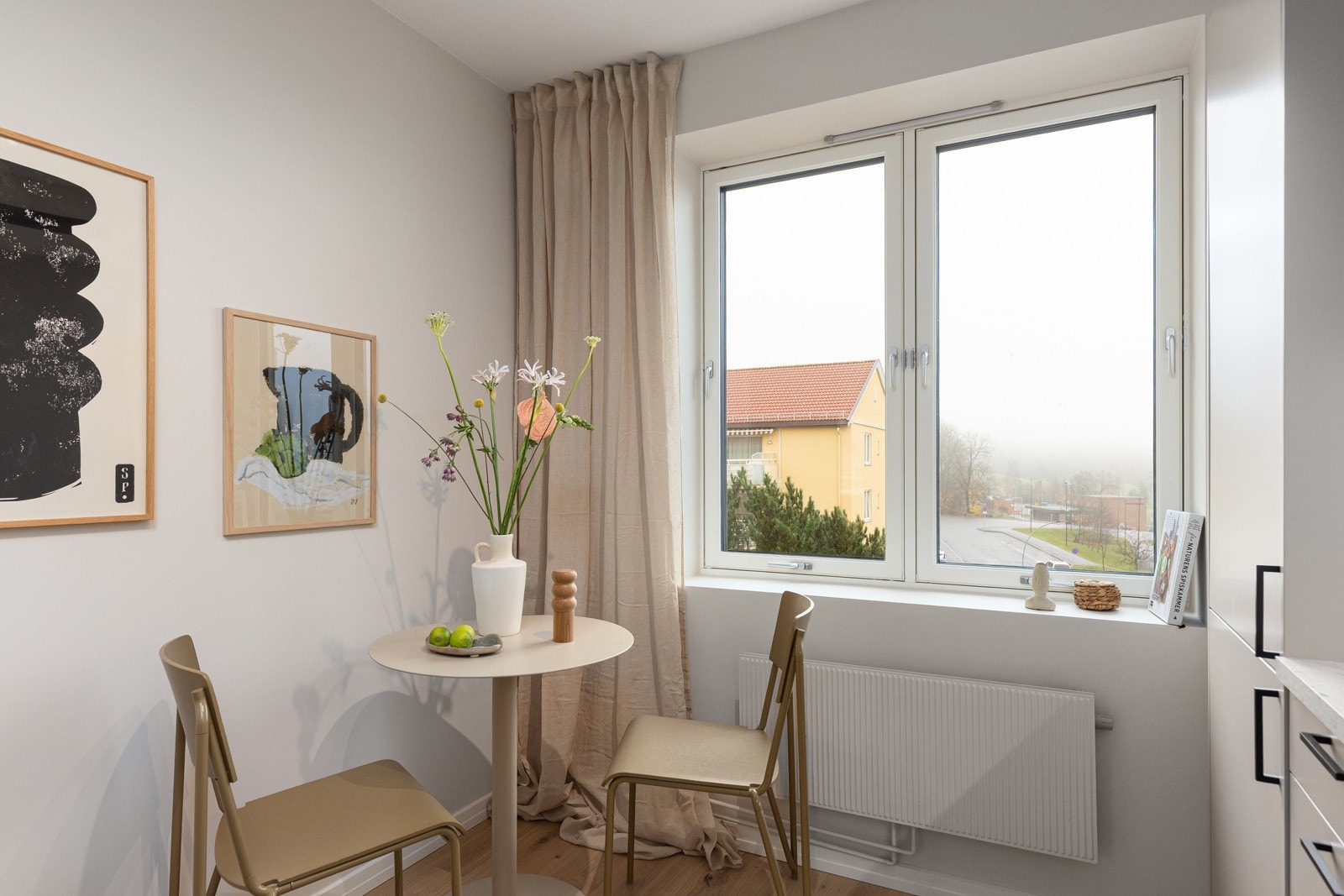 Ved vinduet er det plass til et koselig frokostbord som gjør at også kjøkkenet blir et naturlig oppholdsrom. Galleribilde