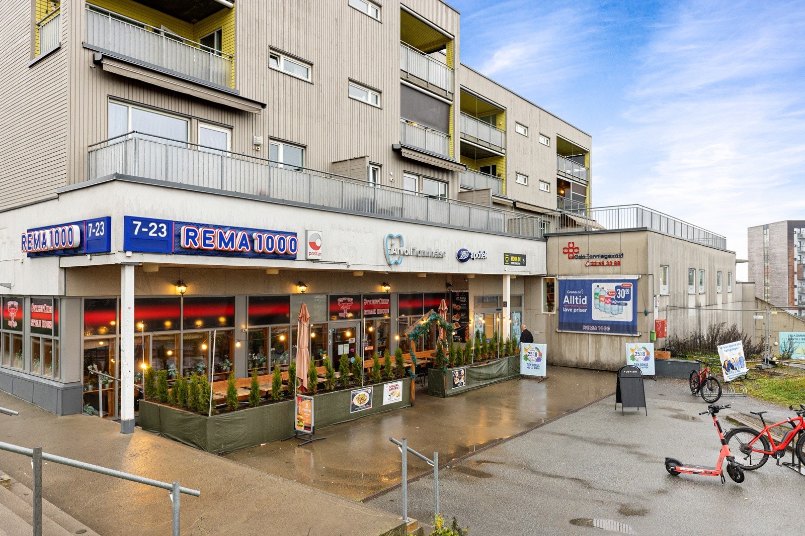 I nærmiljøet finnes også skoler, barnehager, Årvoll gård, Grefsenkleiva og Lillomarka med gode rekreasjonsmuligheter sommer som vinter. Galleribilde