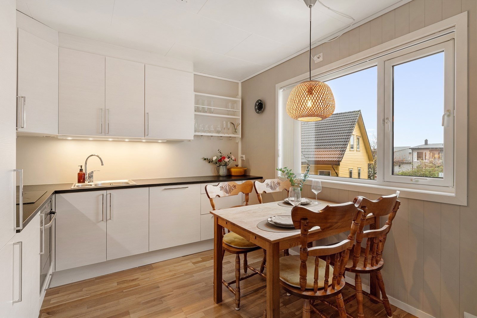 På kjøkken er det plass til spisebord hvor man også har store vindu som gir godt med dagslys. Galleribilde