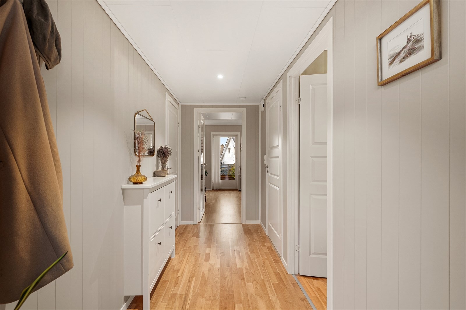 Entrè/gang med plass til yttertøy Galleribilde