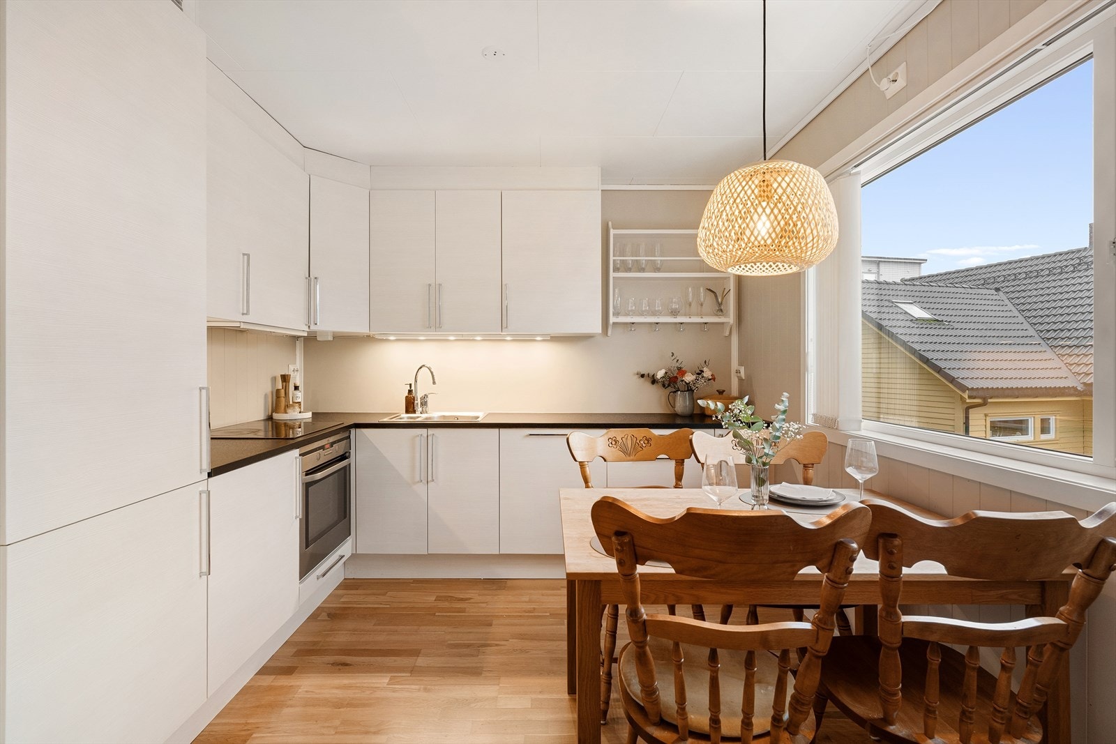 Kjøkken i lys utførelse med integrert platetopp, komfyr, kjøleskap og ny Boch oppvaskmaskin fra 2024 som medfølger i handelen. Galleribilde