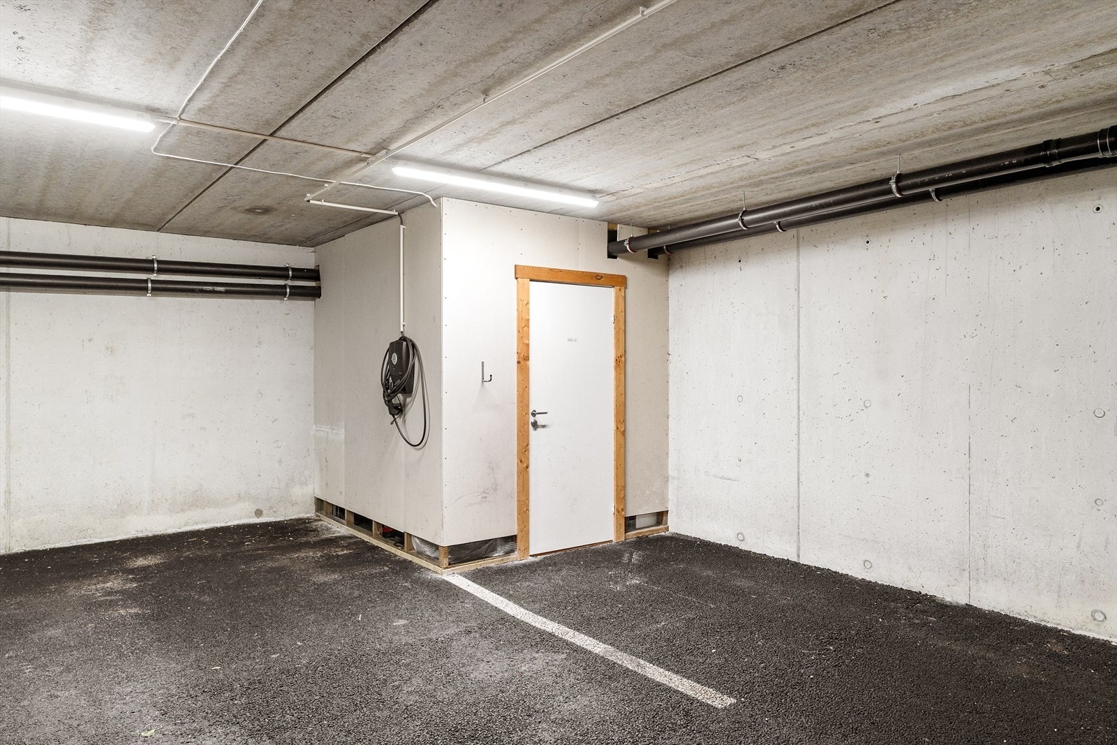 Praktisk bod i garasjeanlegget for ekstra oppbevaringsplass. Galleribilde