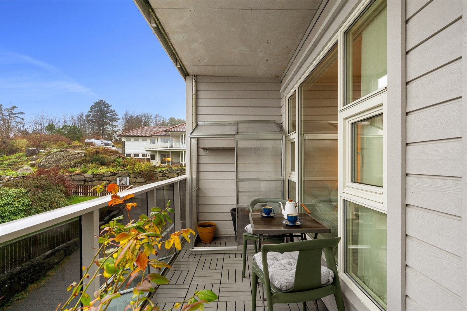 Stor vestvendt balkong med gode solforhold Galleribilde