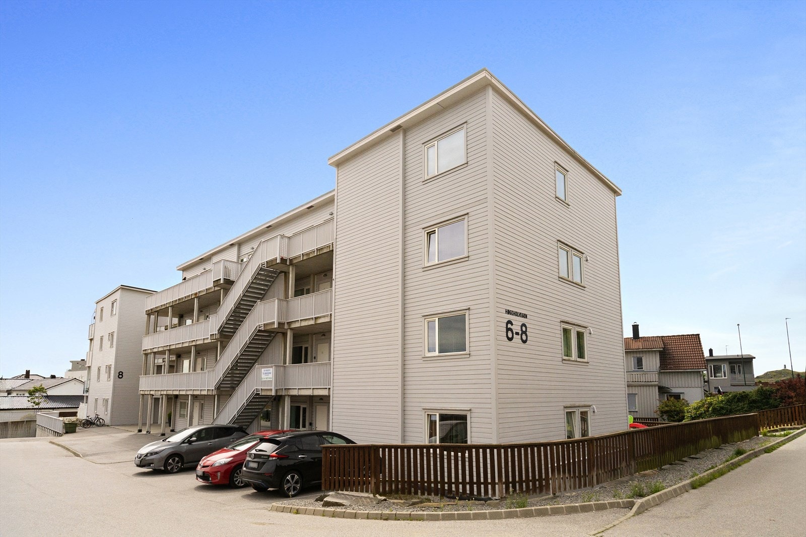 Godt med parkering til gjester. Tjelta ligger sør i Sola kommune og kombinerer et trygt og hyggelig lokalsamfunn med enkel tilgang til nærliggende byområder som Sola, Sandnes, Klepp og Stavanger. Galleribilde