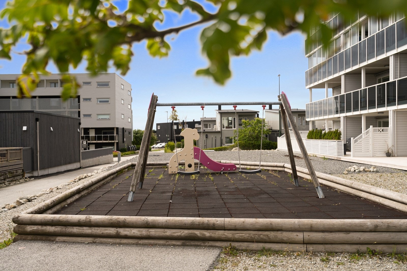 Moderne lekeplass like i nærheten i et barnevennlig nabolag. Galleribilde