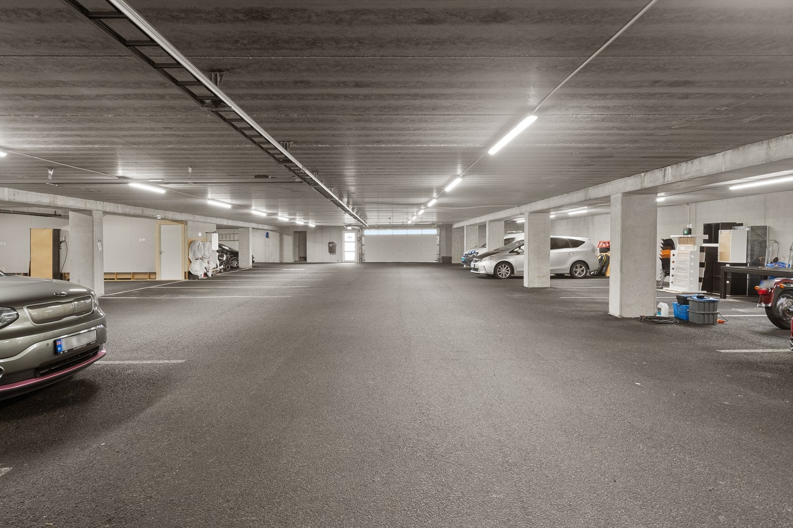 Fast parkeringsplass i lukket anlegg. Galleribilde