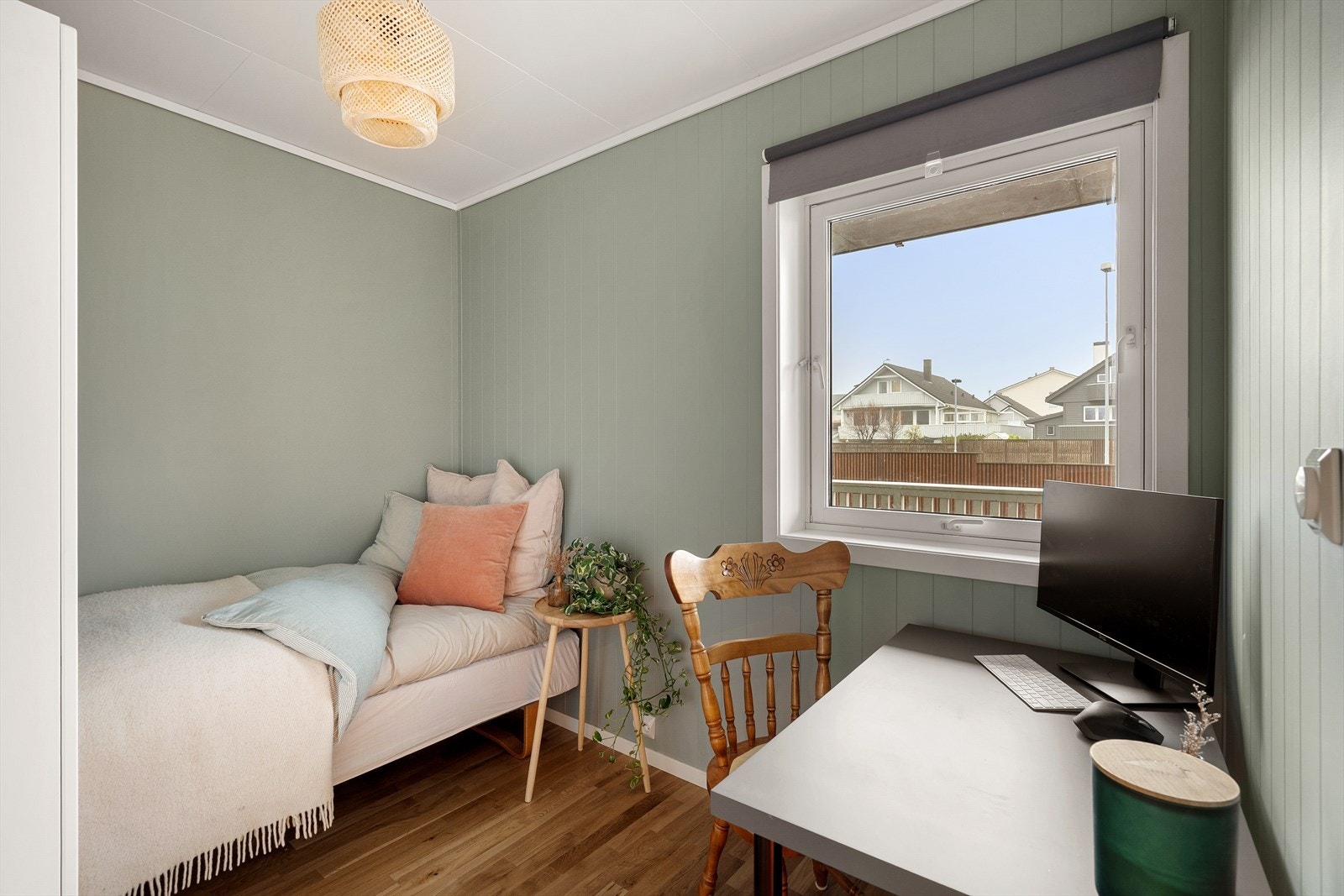 Soverom 2. Begge soverommene har parkett på gulv og tidsriktige fargevalg på vegger. Galleribilde