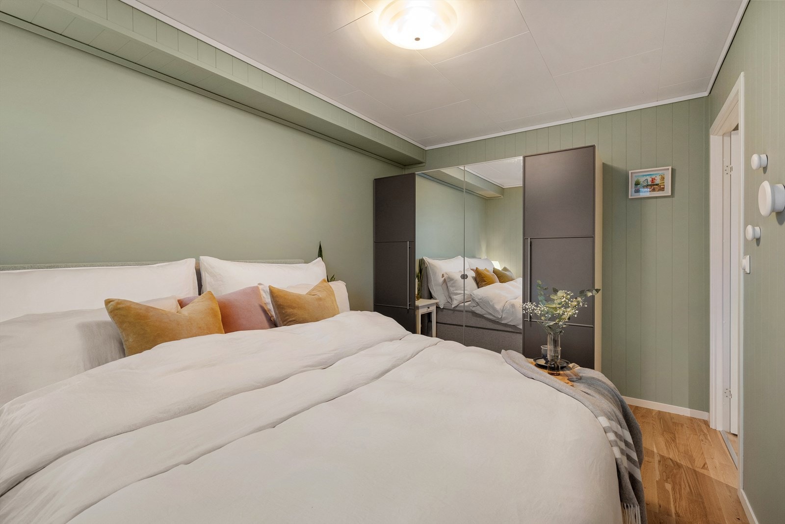 Leiligheten har 2 soverom. Dette er hoved soverommet og er av god størrelse og har en stor garderobe som medfølger i handelen Galleribilde