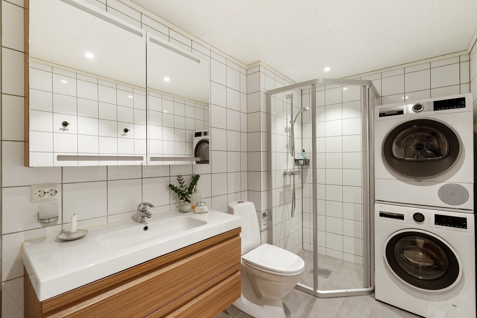 Pent helfliset bad med opplegg for vaskemaskin og tørketrommel. Galleribilde