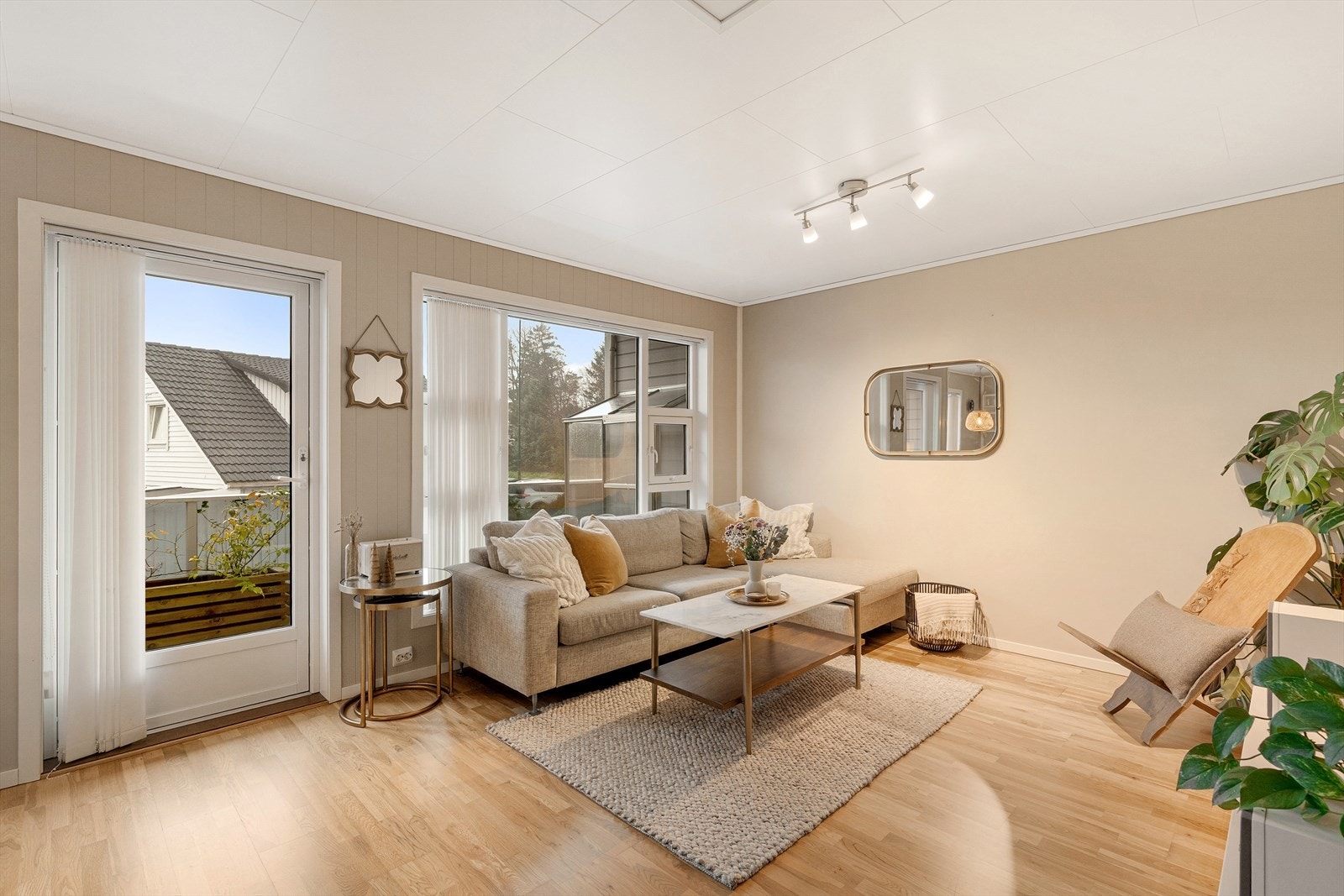 Utgang til balkong samt store vindu slipper inn mye dagslys til stue/kjøkken Galleribilde