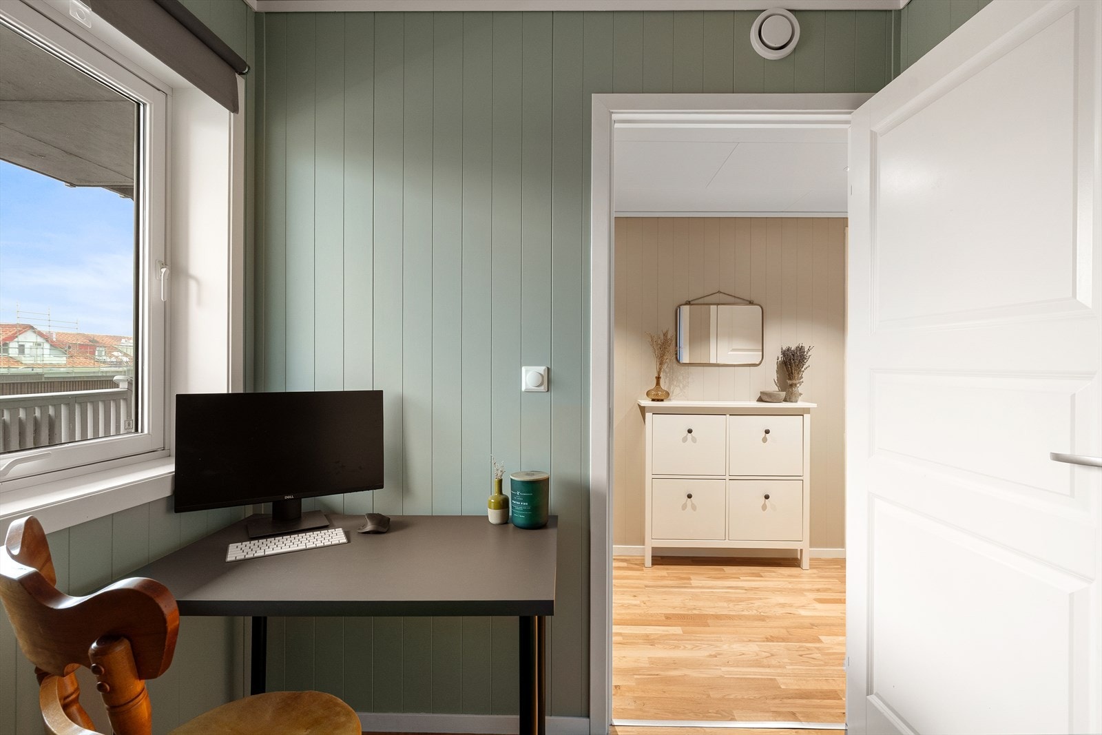 Dette rommet er også praktisk dersom man ønsker på ha en hjemmekontorløsning Galleribilde
