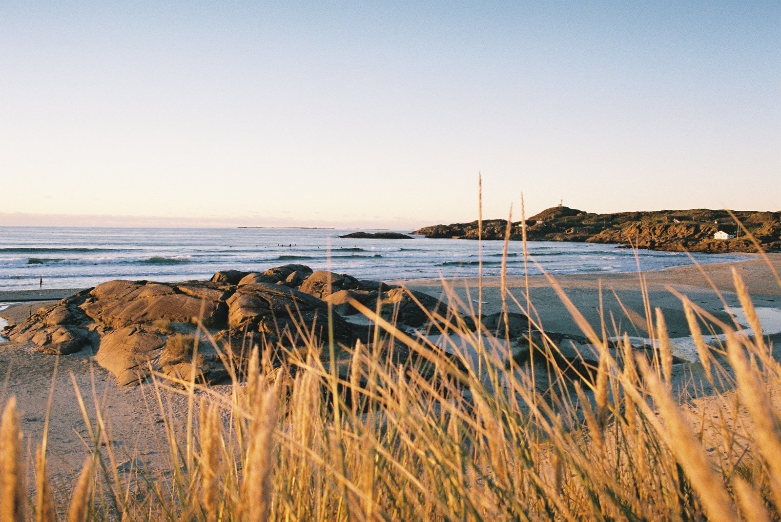 Du kan enkelt komme deg til Hellestø stranden på kun 7 minutter med sykkel eller 3 minutter med bil. Galleribilde