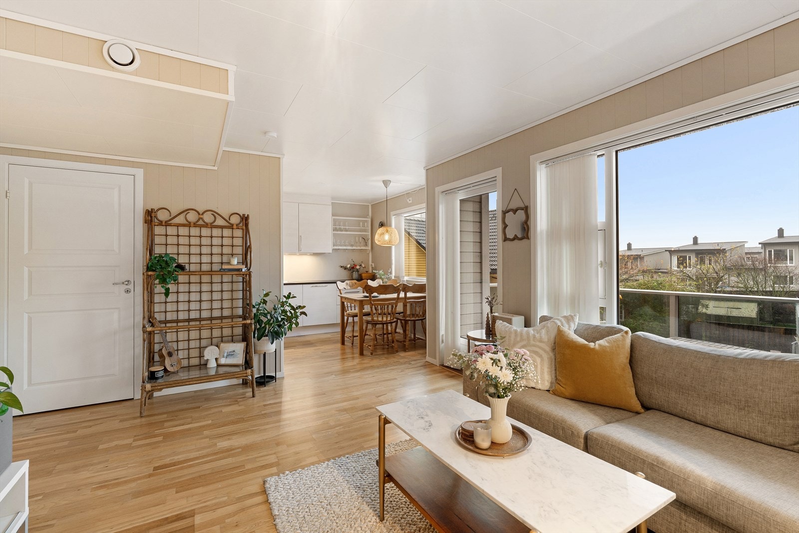 Lys leilighet med parkett i oppholdsrom og fliser på bad. Galleribilde