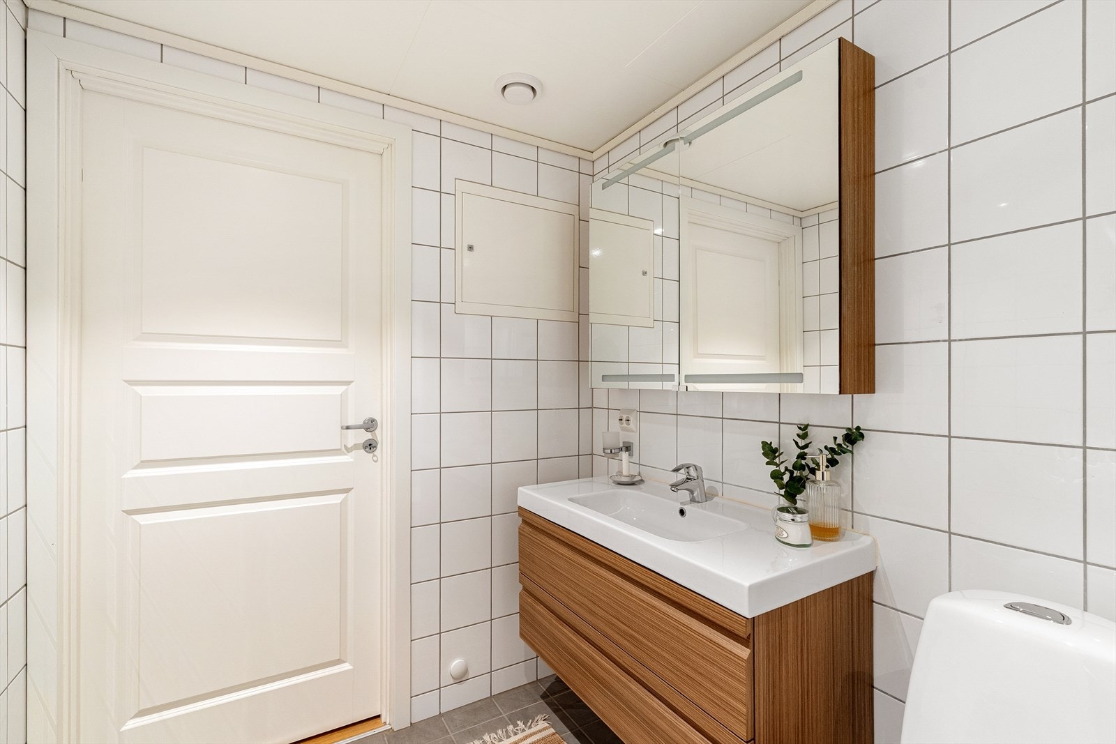 Badet er utstyrt med servant, toalett og dusjhjørne. Galleribilde