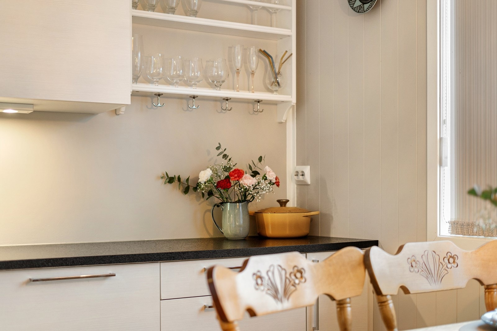 Hvite fronter og mørk benkeplate Galleribilde