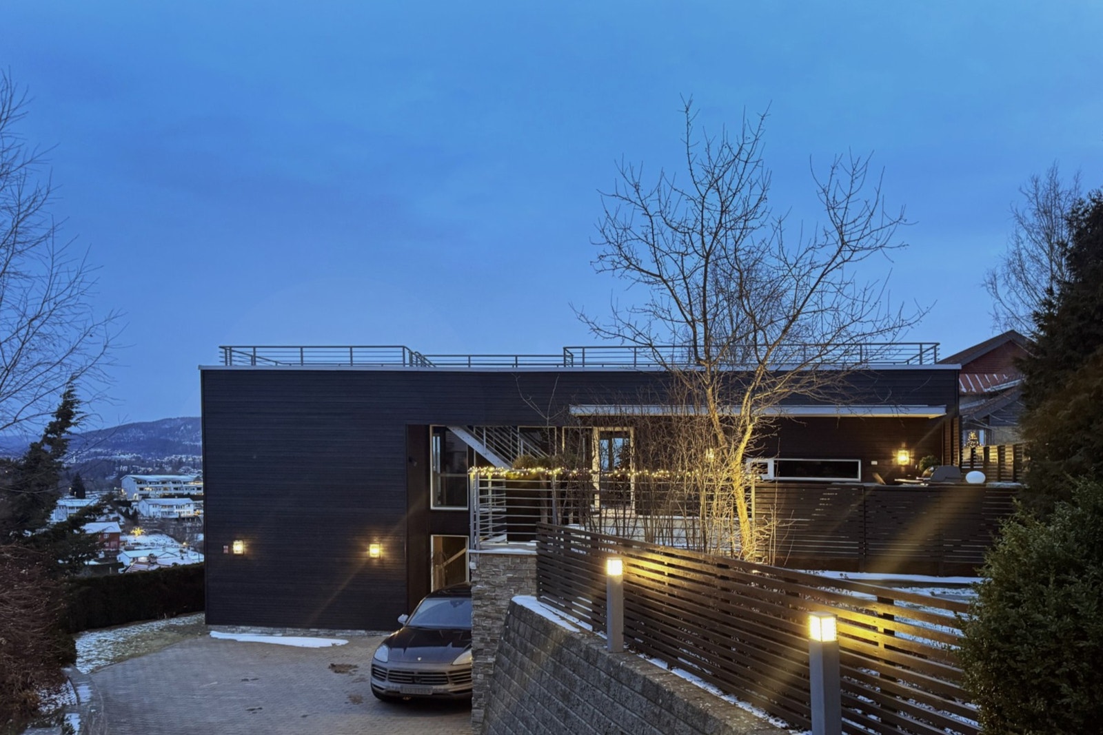 Det fredelige nabolaget grenser til Hiltonåsen, med vakker utsikt over Tanum og Kolsås Galleribilde