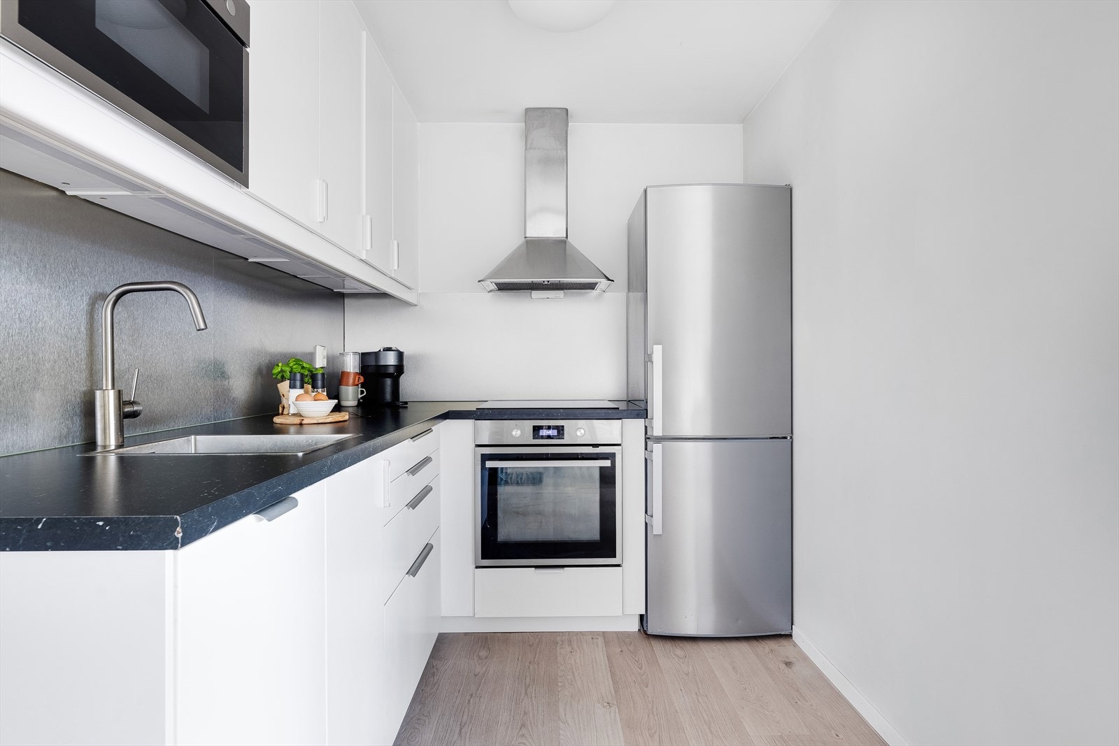 Moderne kjøkken - delvis integrerte hvitevarer, god benkeplass og komfyrvakt inkludert Galleribilde