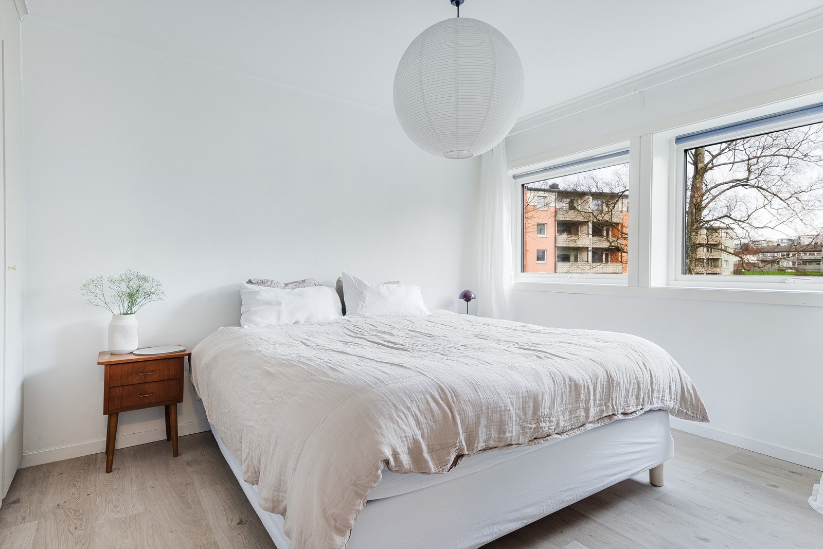 Hovedsoverom med god plass til dobbeltseng og masse garderobeplass Galleribilde