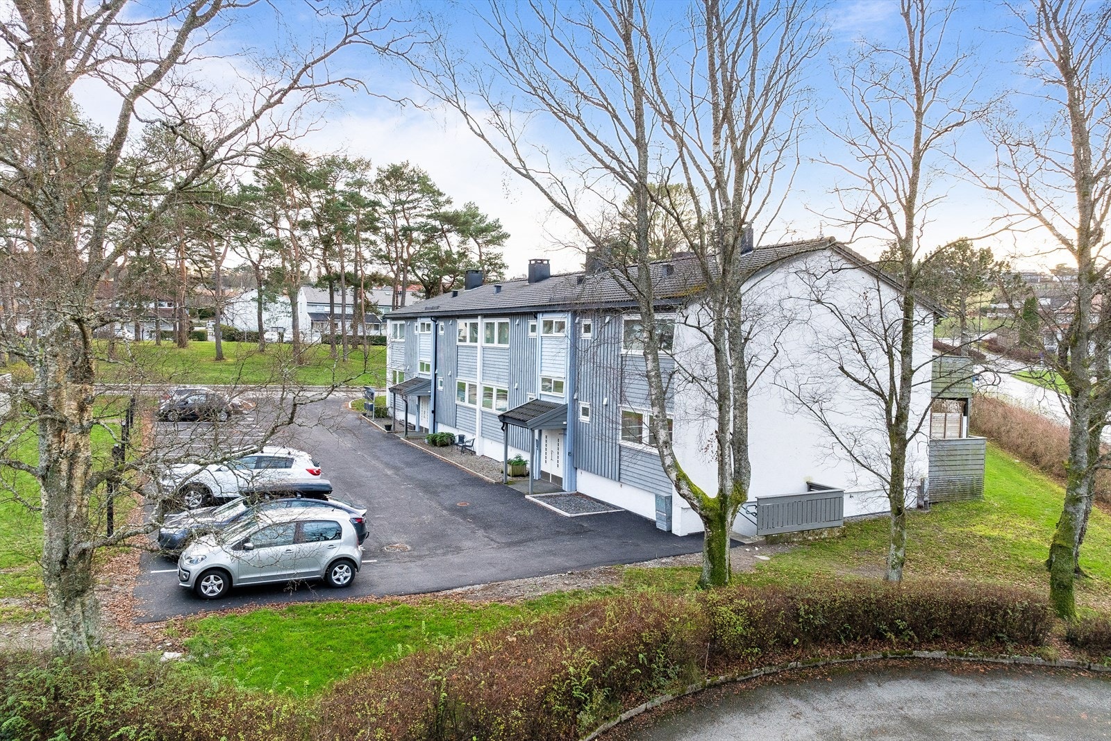 To boder i kjeller gir masse lagringsplass - perfekt for sykkel, ski og koffert Galleribilde