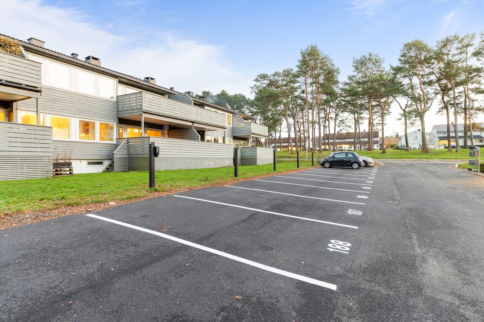 Parkering rett utenfor døren + gjesteparkering - ingen kamp om plassene her Galleribilde