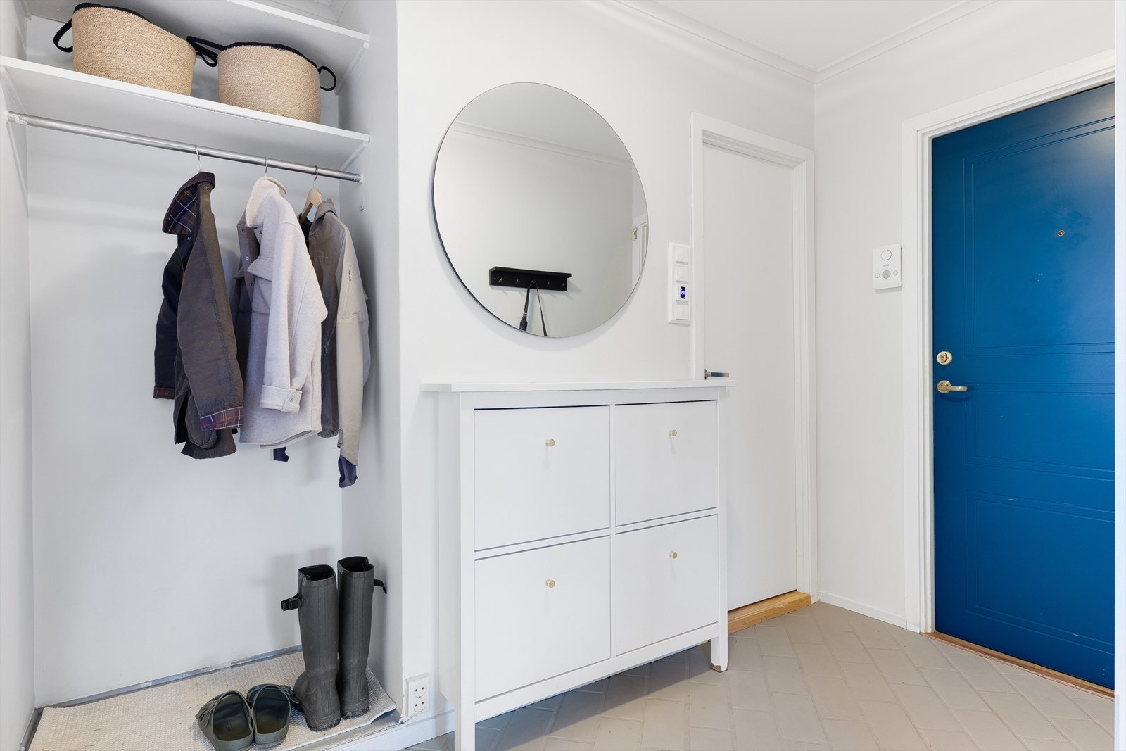 Her har du god plass til å henge fra deg yttertøy. Galleribilde