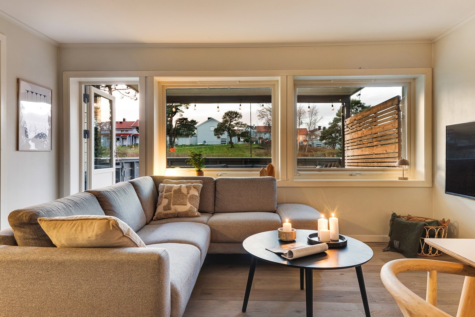 Lys og luftig stue med store vinduer og direkte utgang til herlig balkong med kveldssol. Galleribilde