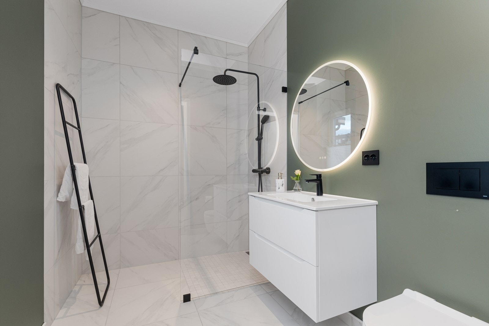 Stilrent bad i hovedetasje med pene detaljer. Gulv og dusjsone med 60x60 flis, vegger forøvrig med Jotun våtromssytem. Galleribilde