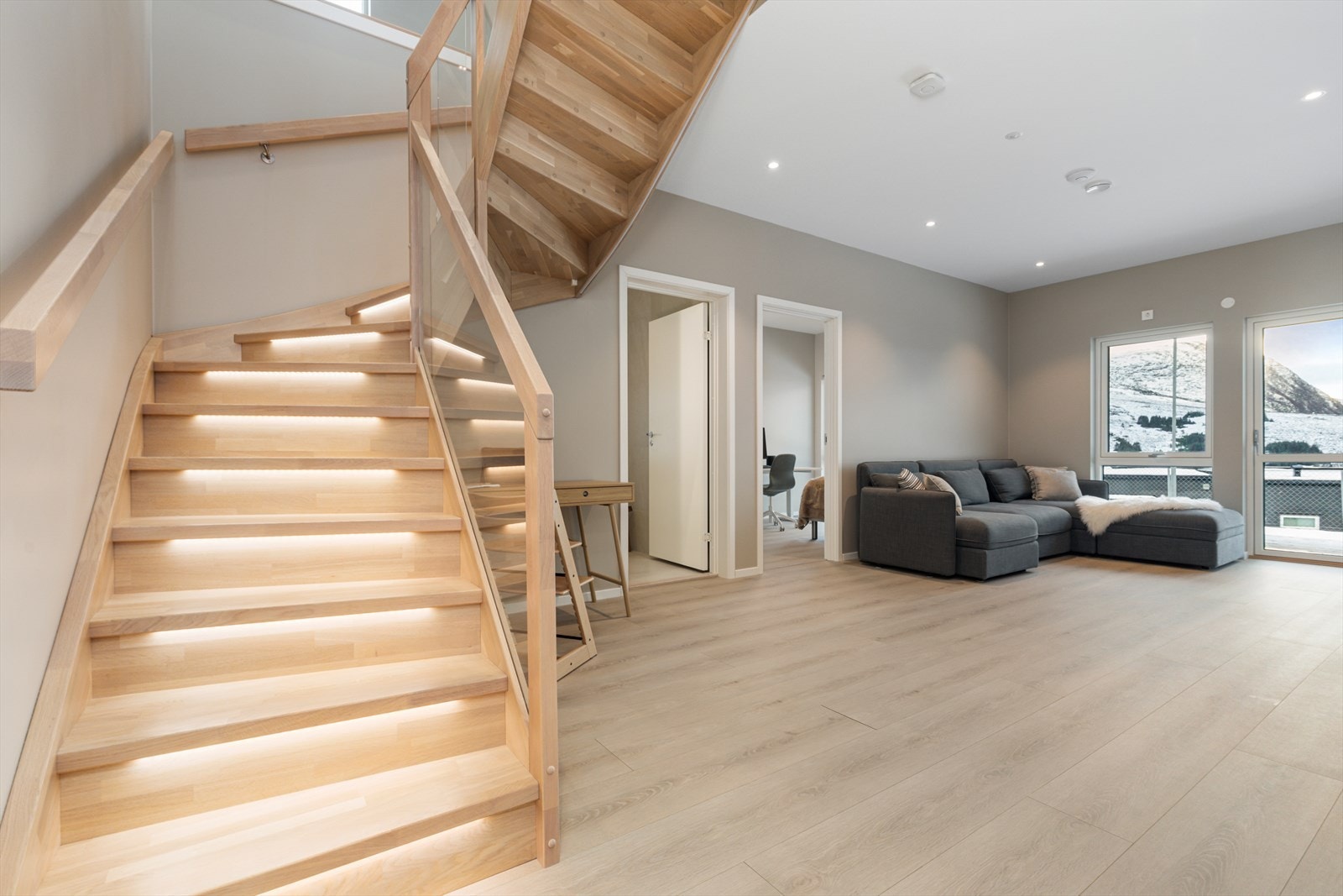 Stor kjellerstue med utgang til hagen Galleribilde