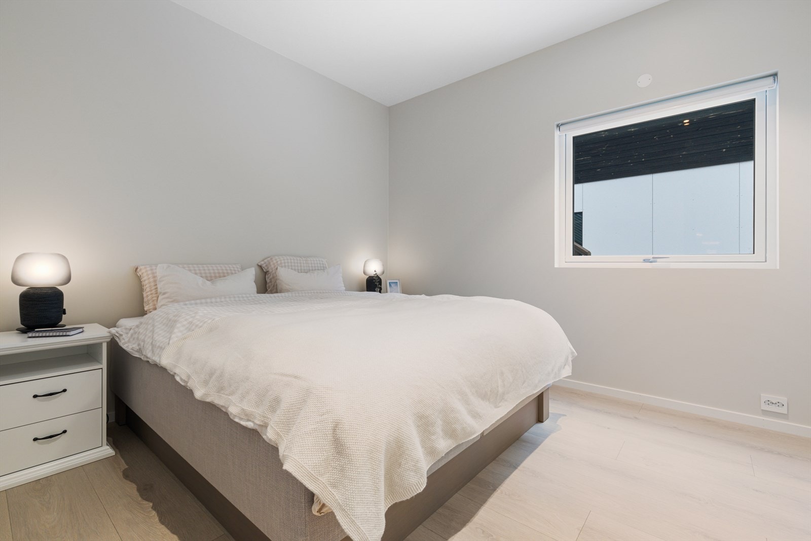 Hovedsoverom med egen walk-in-garderobe Galleribilde