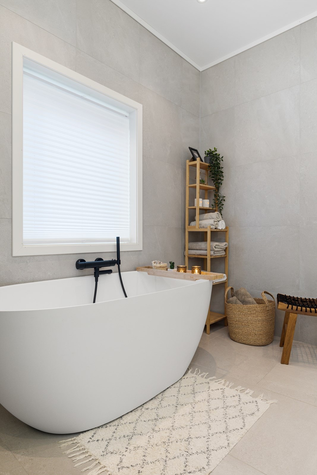 Stort, helfliset bad i underetasjen med både dusj (1x1m) og badekar. Badet har også dobbel servant og speil med belysning og smartfunksjoner. Galleribilde