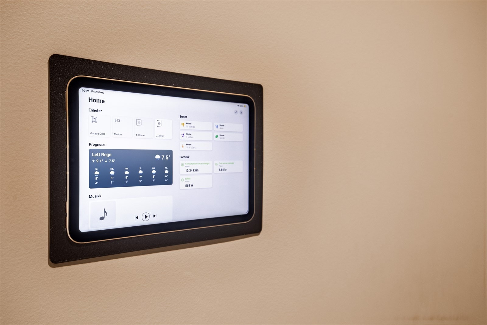 Smarthussystem (Homey Pro 2023) med styring av lys, varme, screens/ persienner, garasjeport, stikkontakt på kjøkken, sensorer, brannmeldere og dørlås. Kan brukes med smartstyring eller i ren manuell betjening. Galleribilde