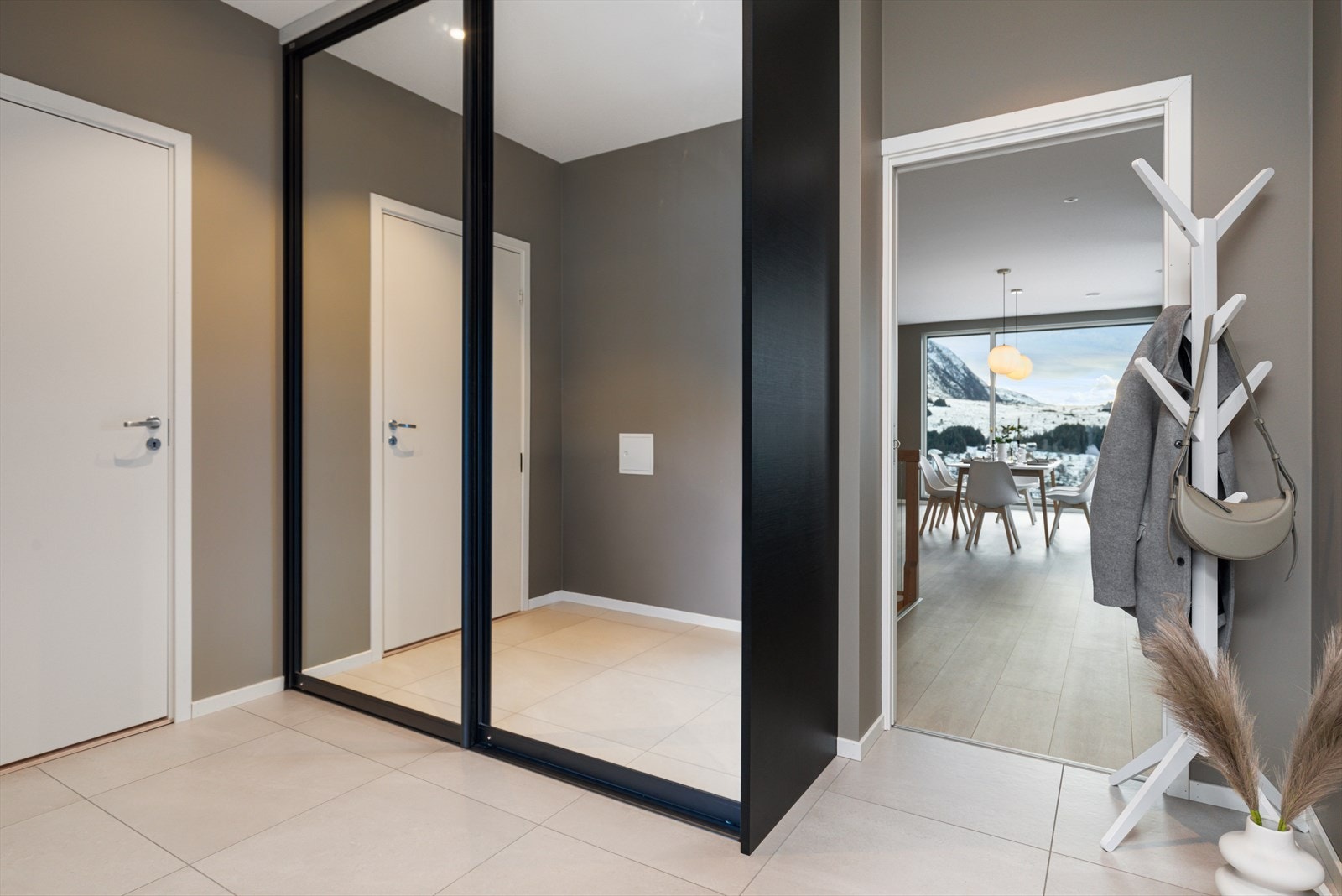 Flislagt entrè i hovedetasjen med stort garderobeskap og dør til bad. Galleribilde