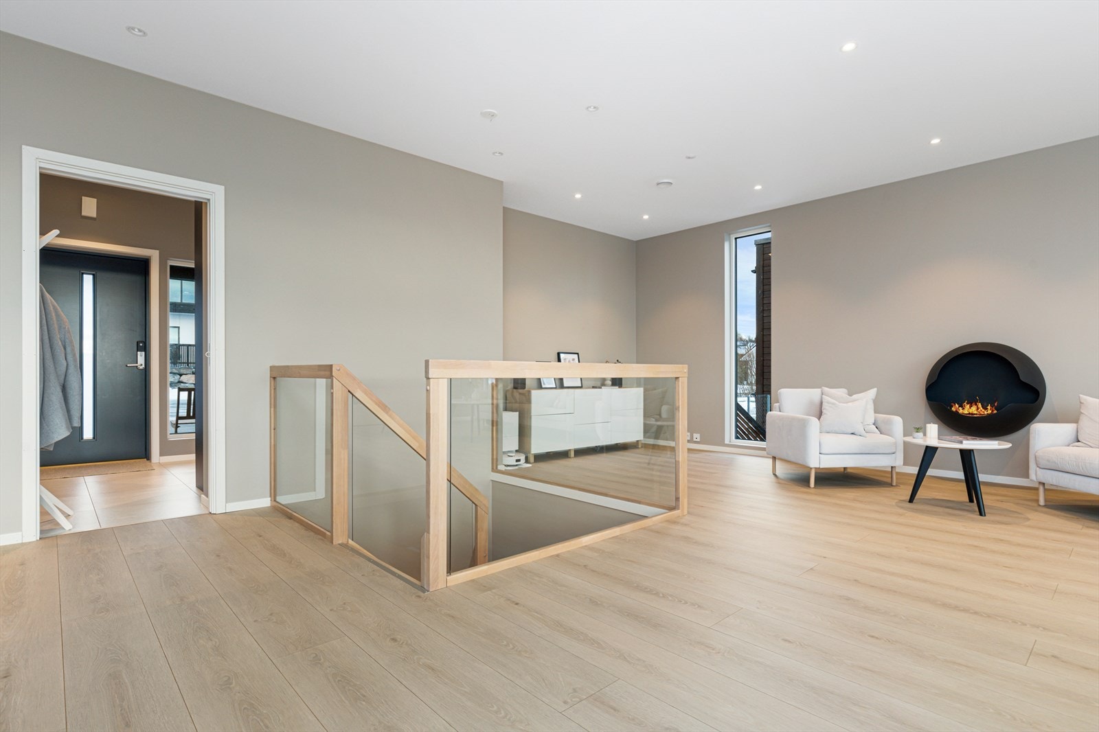 Boligen har et omfattende sensorsystem i de fleste rom for bevegelse, temperatur, fukt, lysnivå og vibrasjon Galleribilde